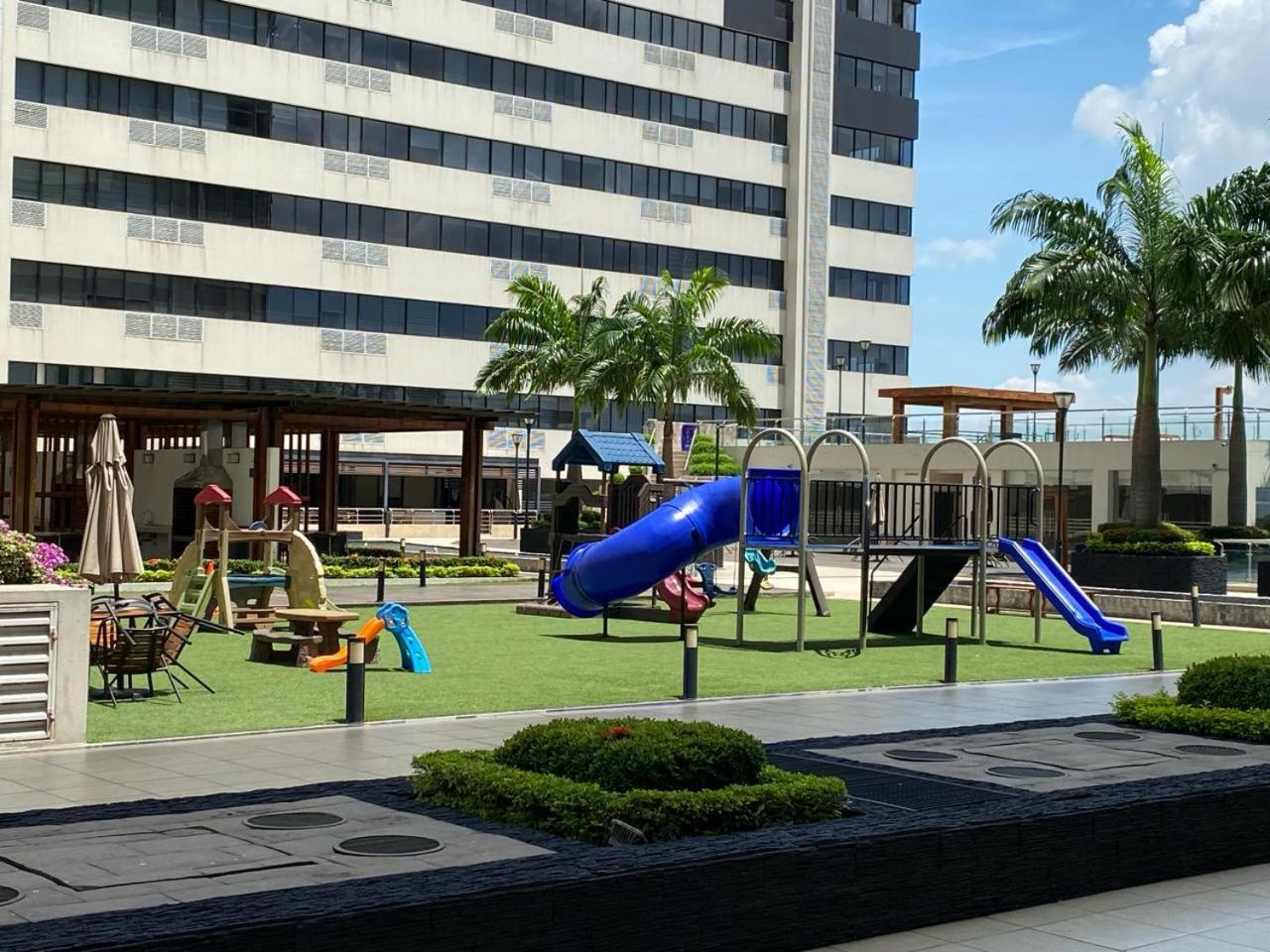 Puerto Santa Ana, Torres Bellini, 2 Dormitorios, Parqueo Гуаякуил Екстериор снимка